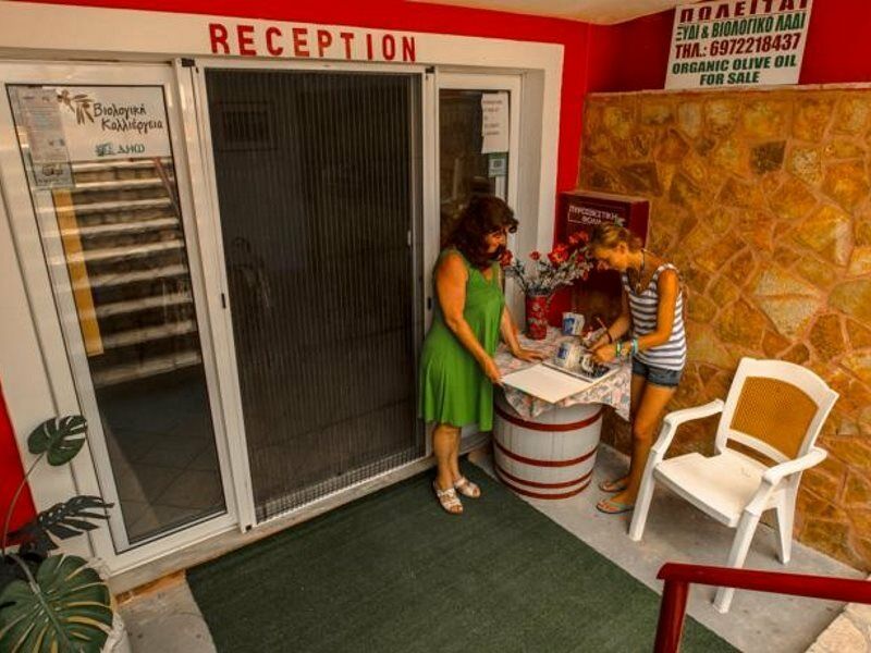 Spiros Family Apts Laganas