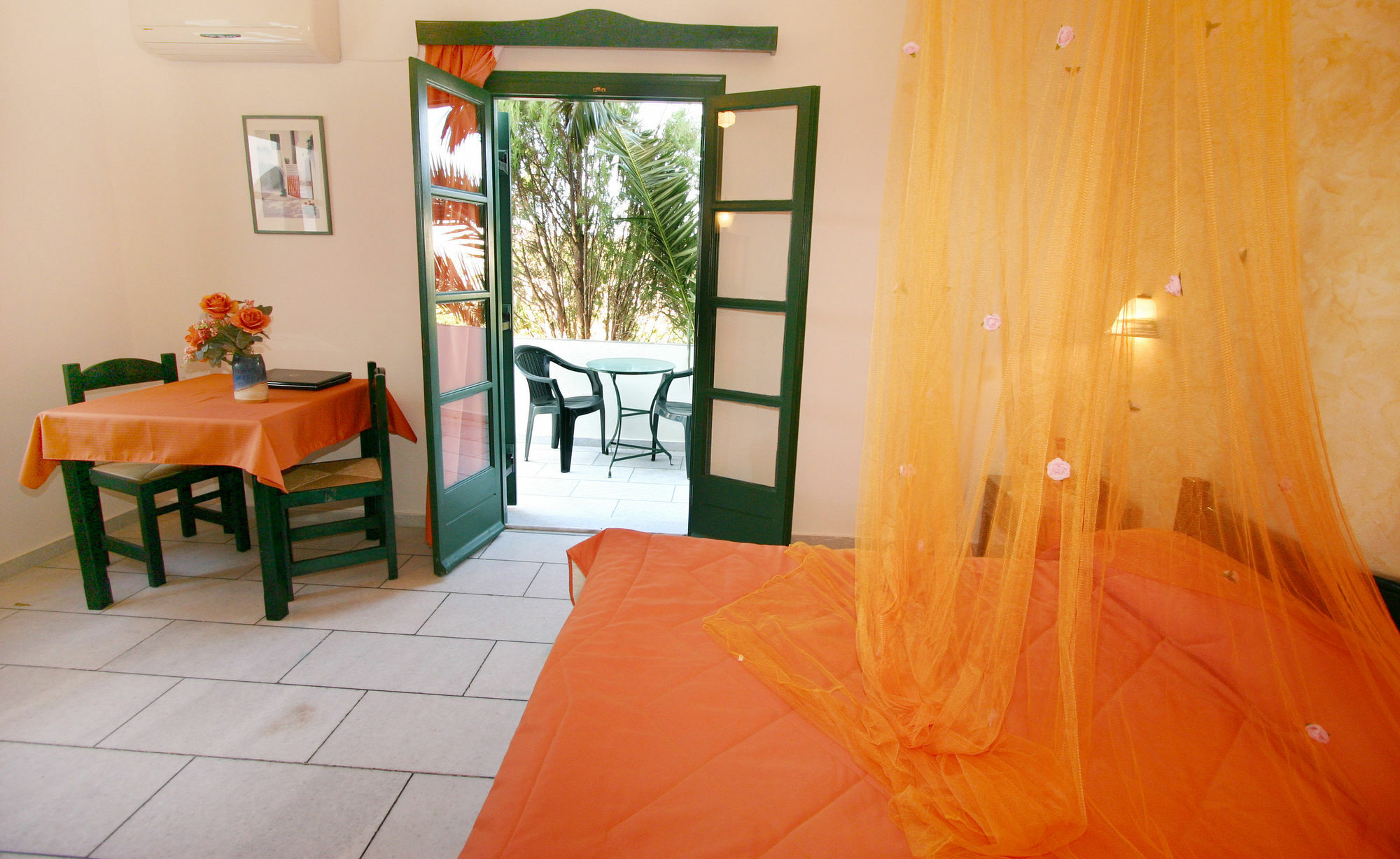 Vrettos Beachfront Apartment Plaka (Naxos)