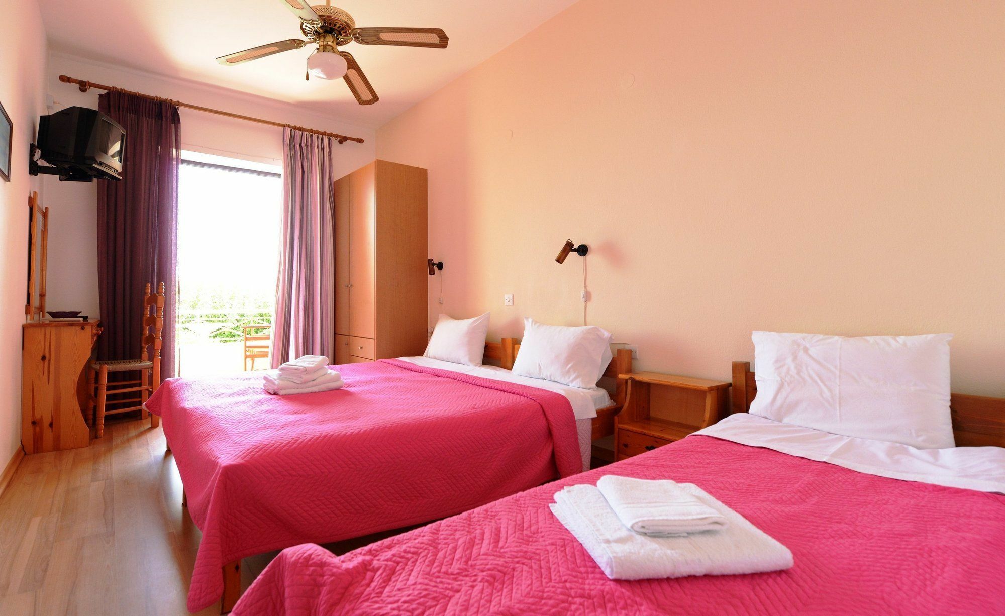 Pharos Aparthotel 2*