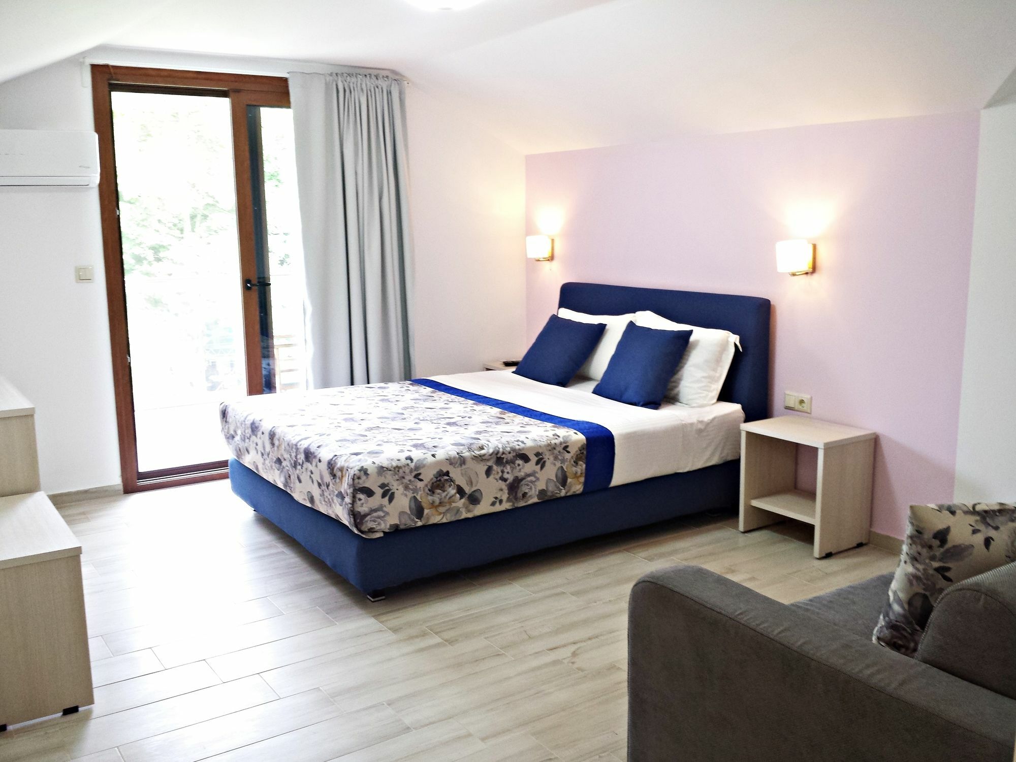 Efrosini & Aparthotel