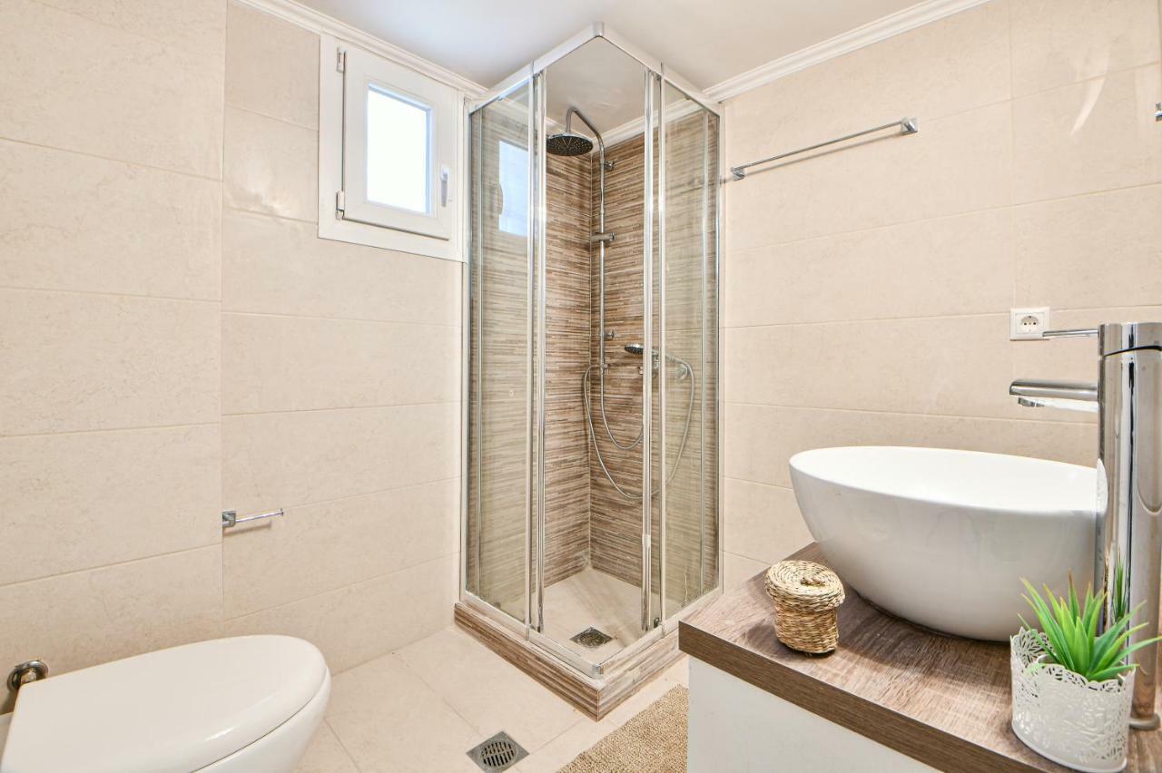Fresh & Renovated Next To Metro Station Apartment *