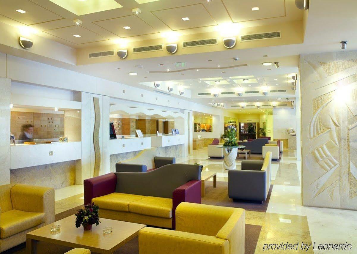 Attica Av, Airport W. By Ihg 4*