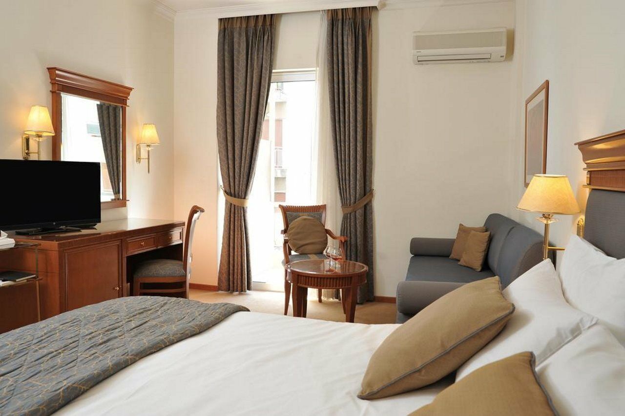 Atrium & Jacuzzi Athens
