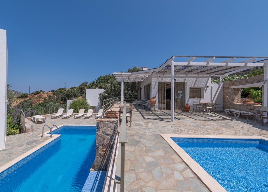 - Mourtzanakis Hotel Achlada