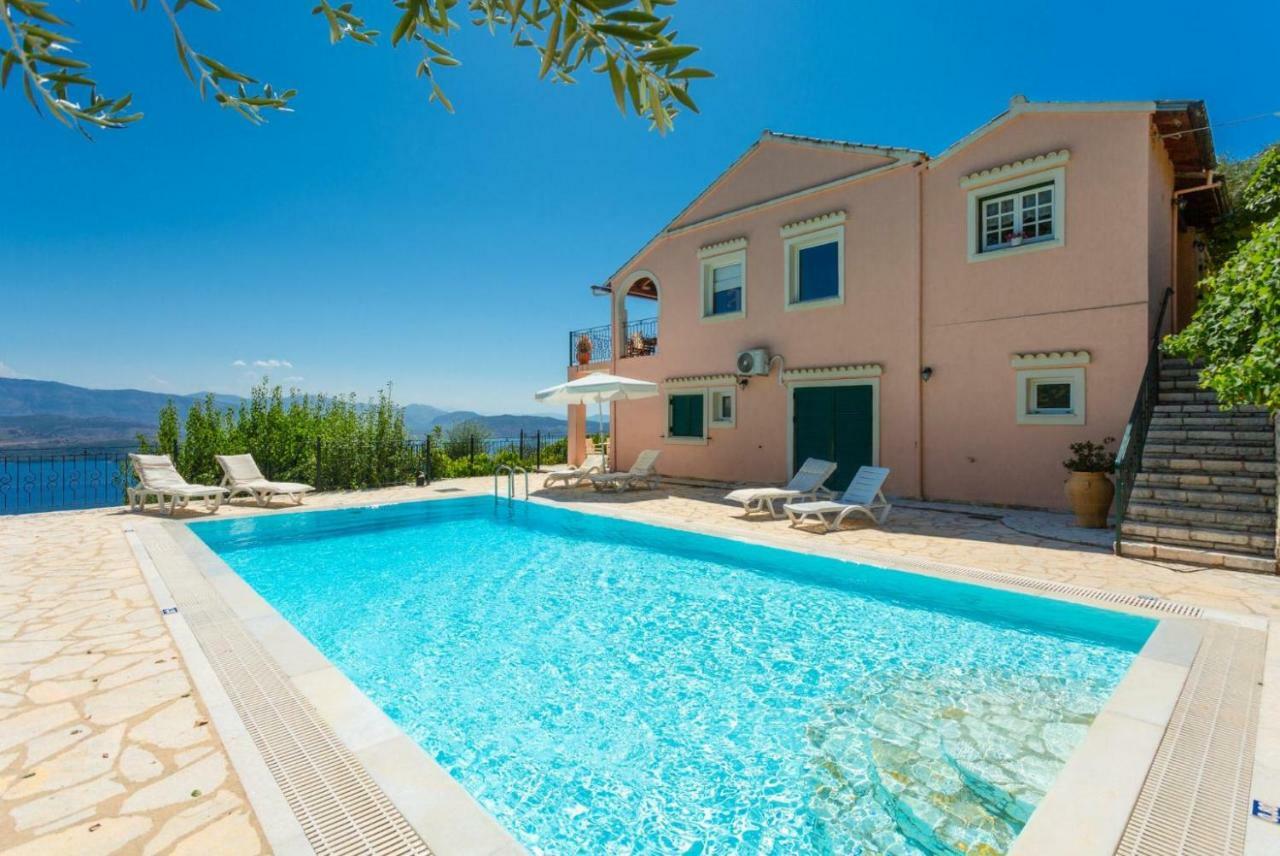 Eleni Villa *