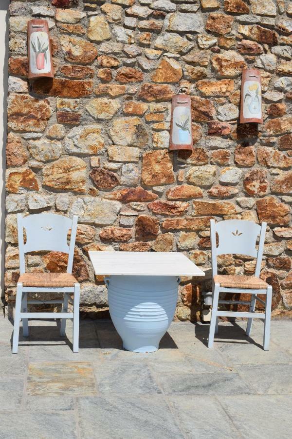 Niovi Serifos Livadi (Serifos)