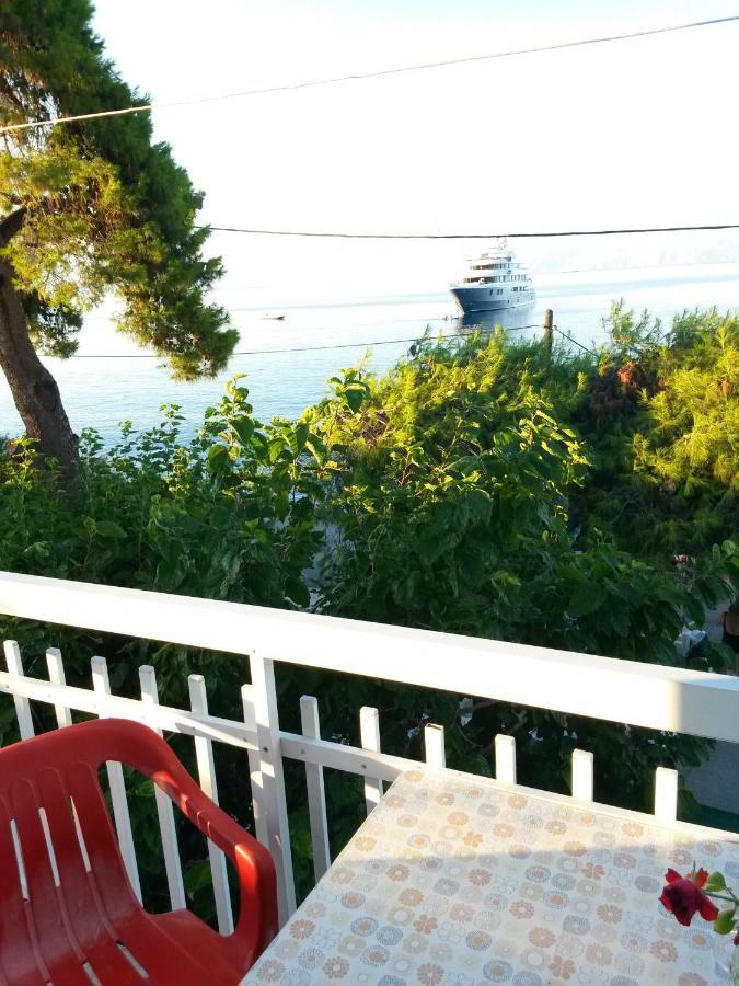 Balcony To Waves Apartment *