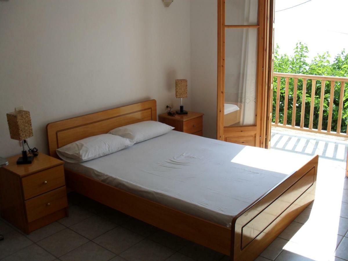 Apartment τo κamari