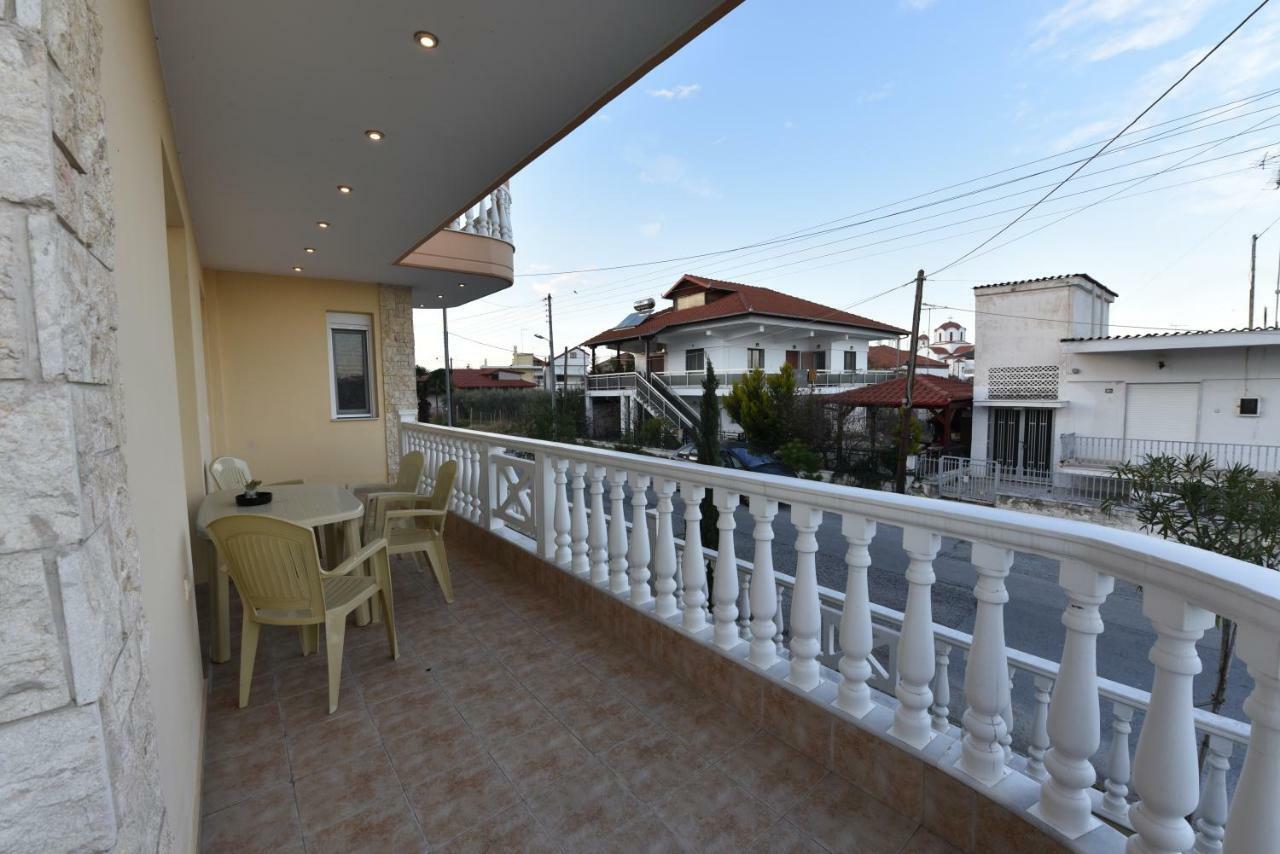Artisti Elena * Paralia Katerinis