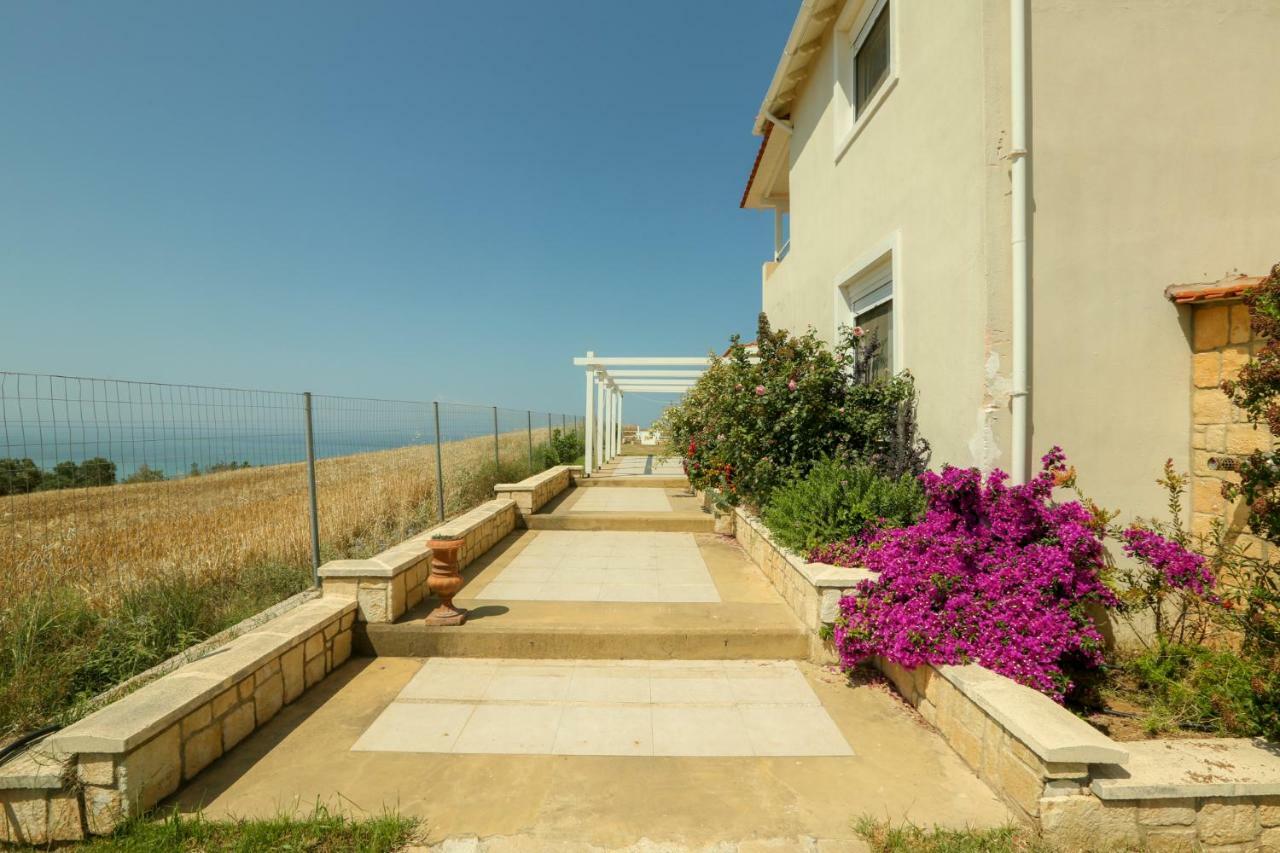 Magnificent Seascape On A Secluded Holiday home *