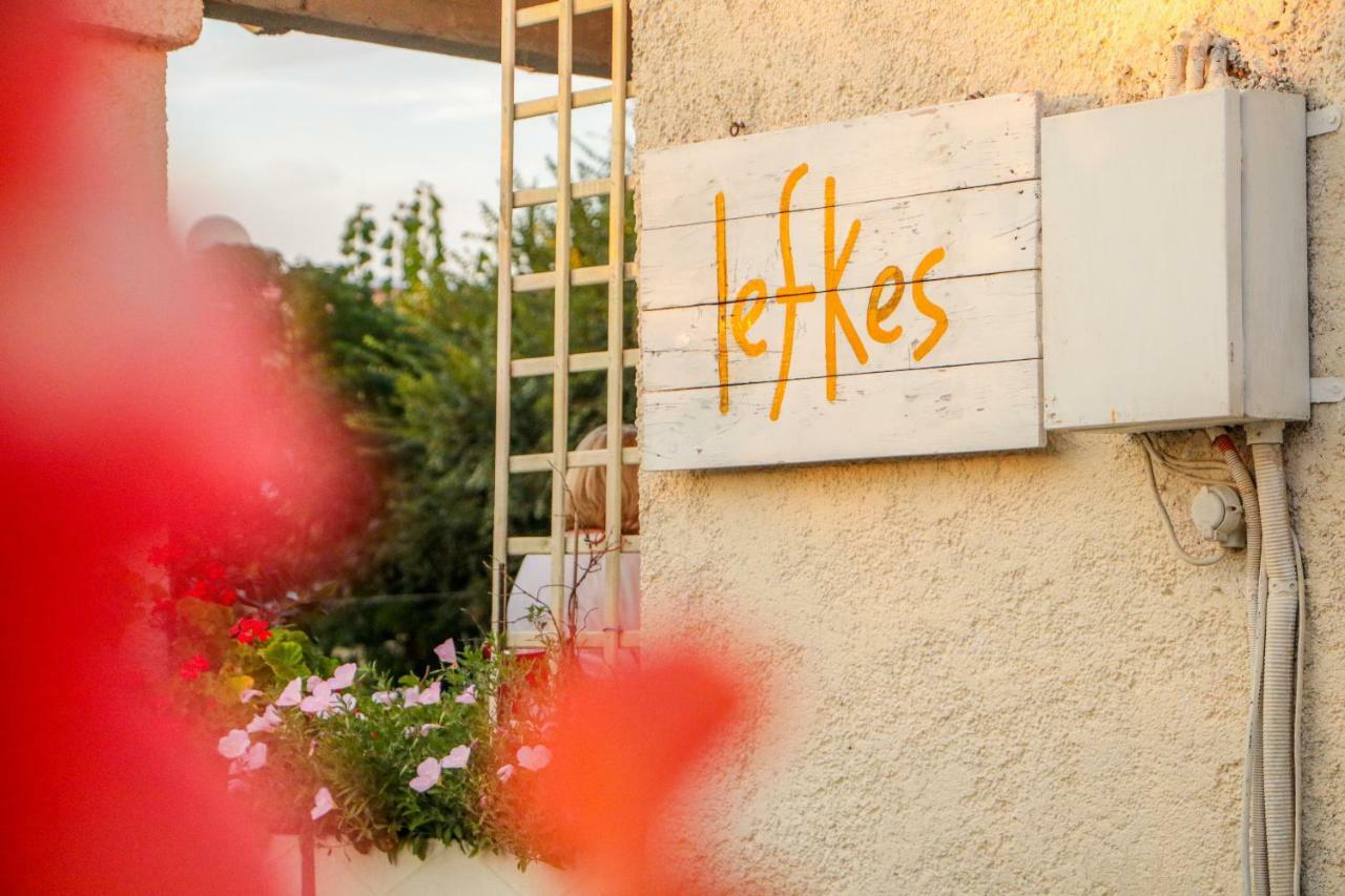 Lefkes