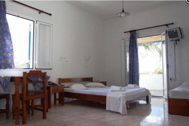 Amfitrion 2* Vari (Syros)