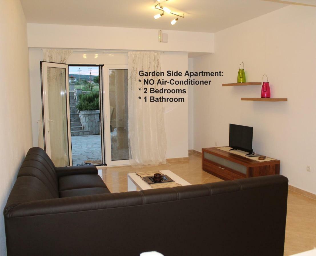 Dimitri - Gardenside Souterrain Apartment