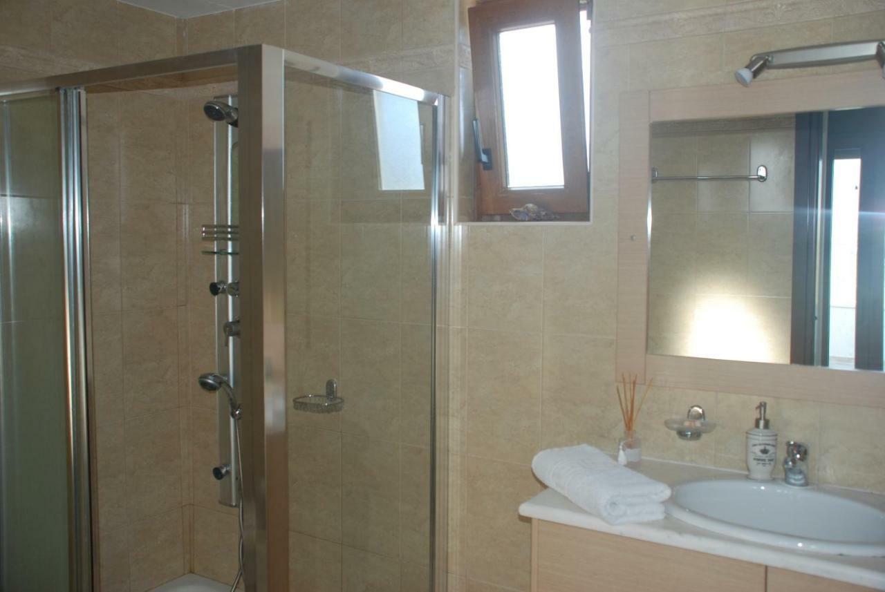 Villa With A Pool In Lefkogia *