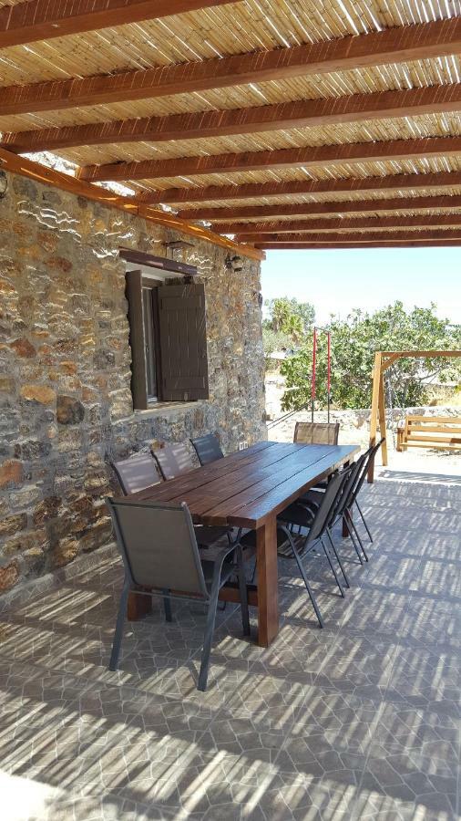Villa Flora's And Pool In Syros