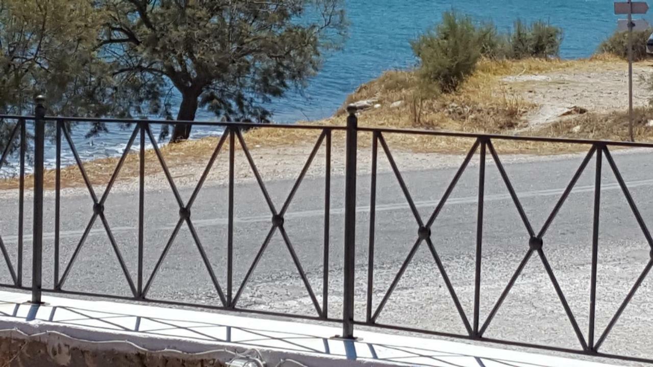 Villa Flora's And Pool In Syros