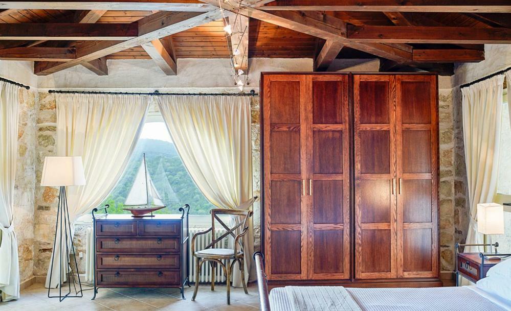 Ioli- Beachfront Luxury