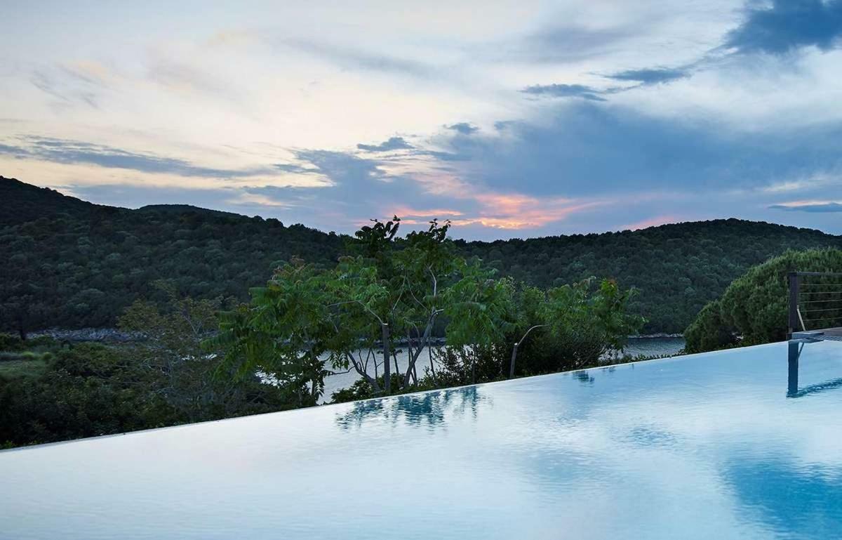 Villa Ioli- Beachfront Luxury *