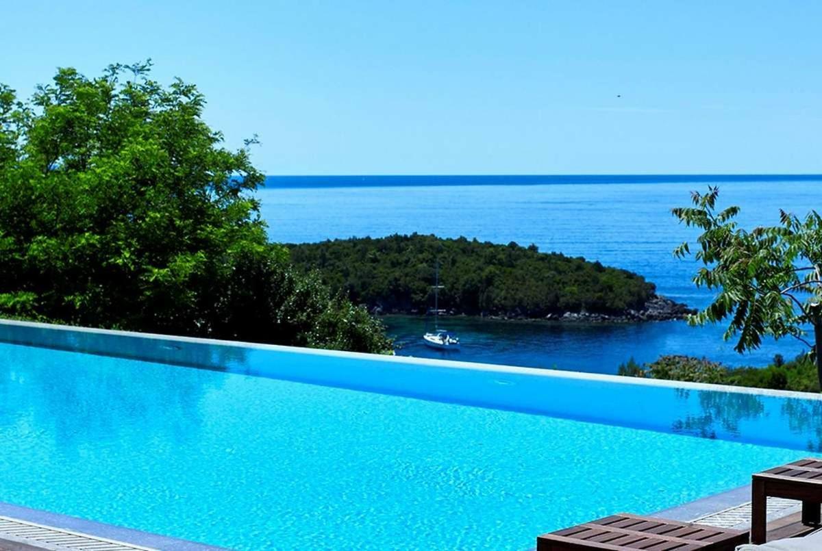 Ioli- Beachfront Luxury