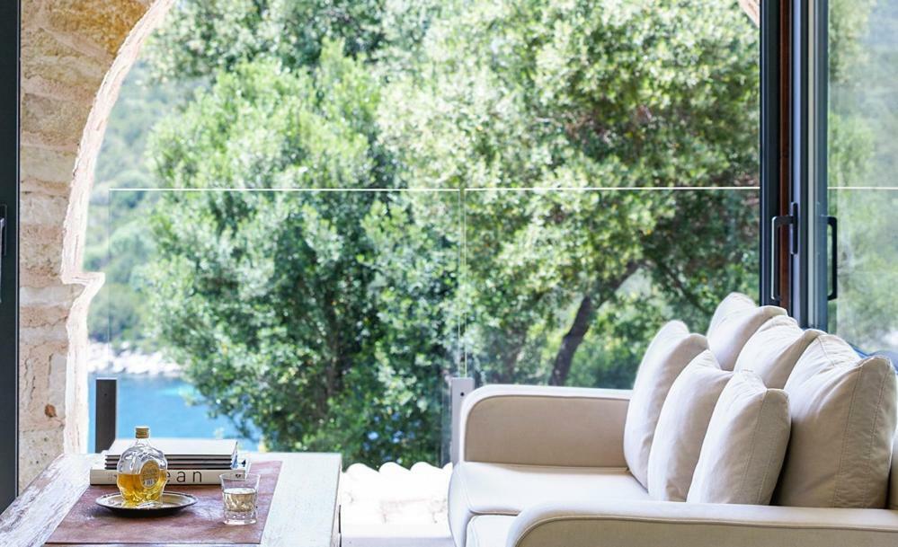 Villa Ioli- Beachfront Luxury *