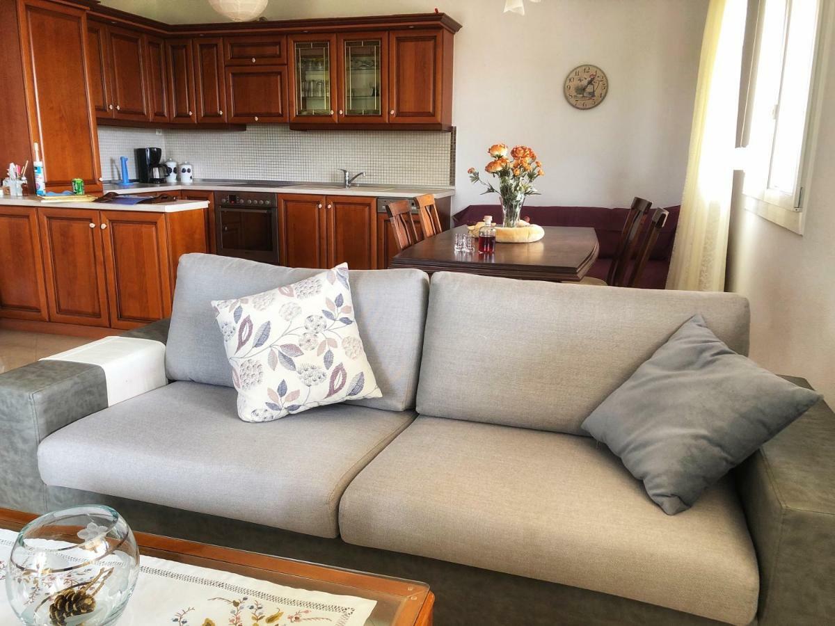 The Hillhouse Near ,daphnee Holiday home *