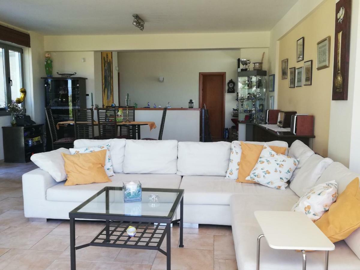 Beautiful House By The Sea,loutraki Skaloma. Holiday home *
