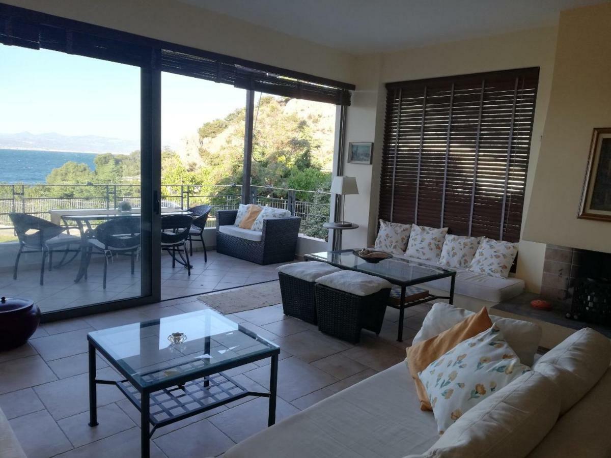 Beautiful House By The Sea,loutraki Skaloma. *
