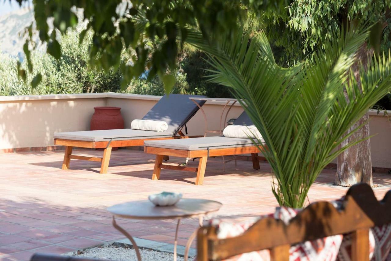 White Villa. Spacious With Prive Pool. Villa
