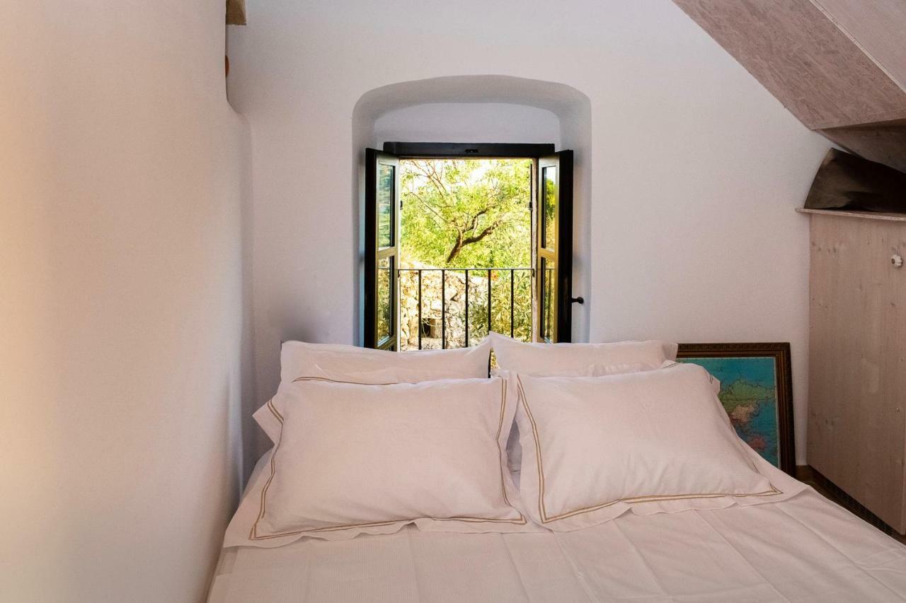 Positivespace Olive Tree Villa Levktron