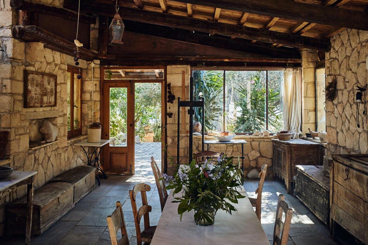 Nikolaou Art Guest house