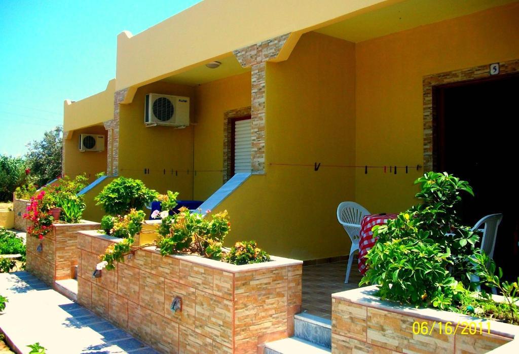 Efi Studio Aparthotel 3*