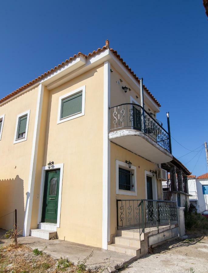 Peroulia Apartment *