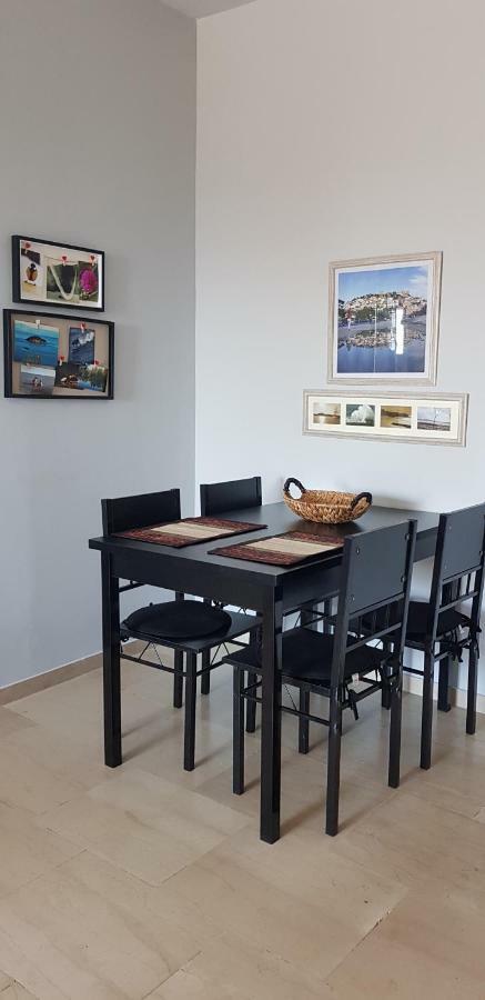 Sea Breeze Apartment *