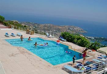 Fotoula Apts 2*