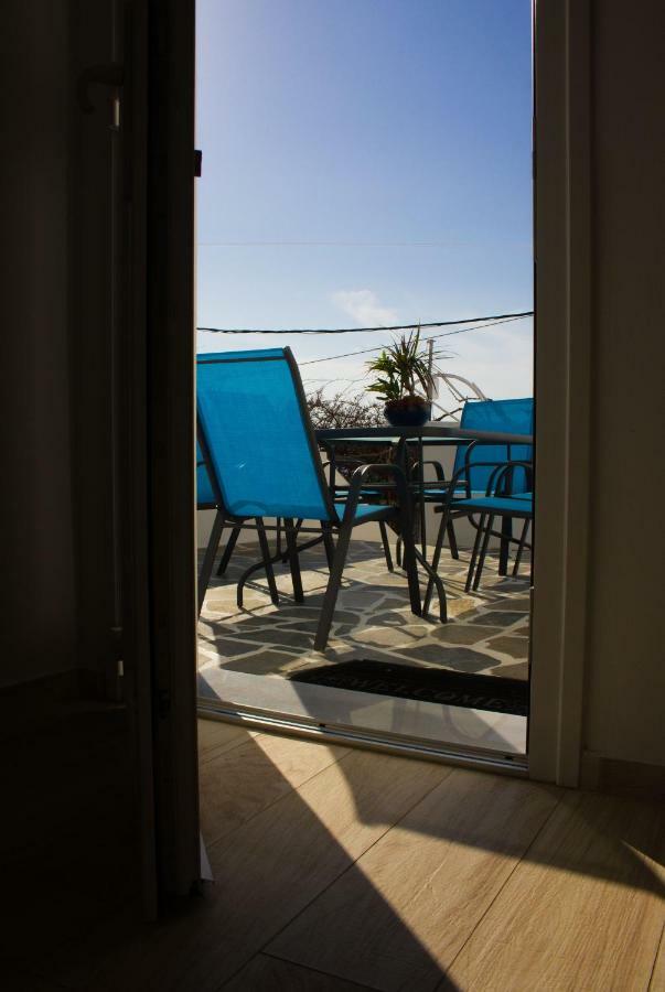 Blue Island Apartment *