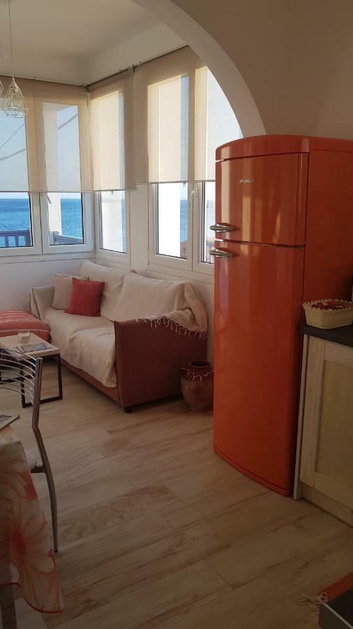 Blue Island Apartment *