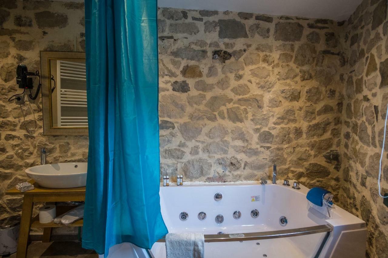 Arhontiko Vourloka Hotel 3*