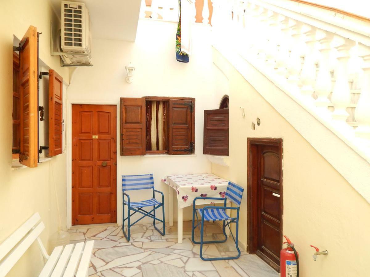 Evelina Pension: Diverse Near Black