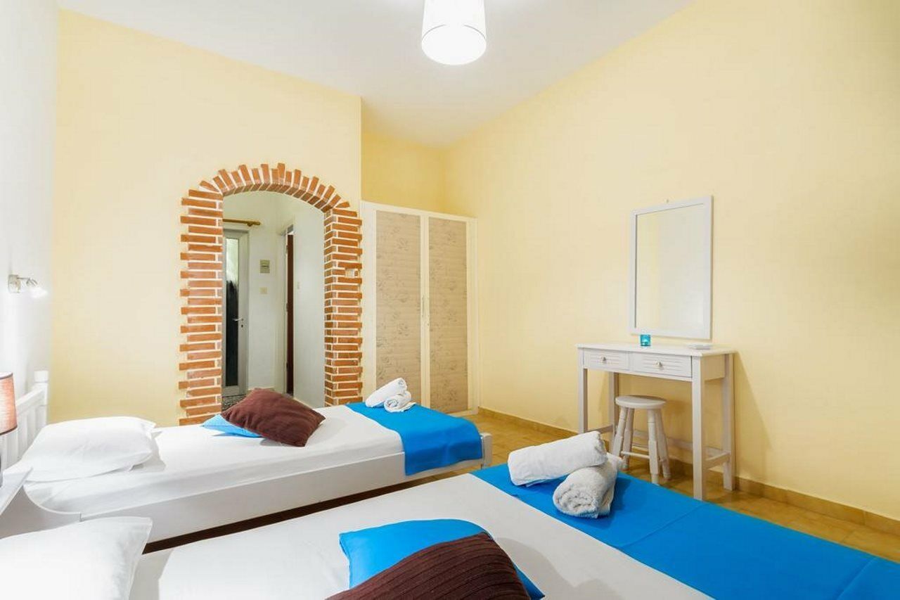 Studios Keri Aparthotel