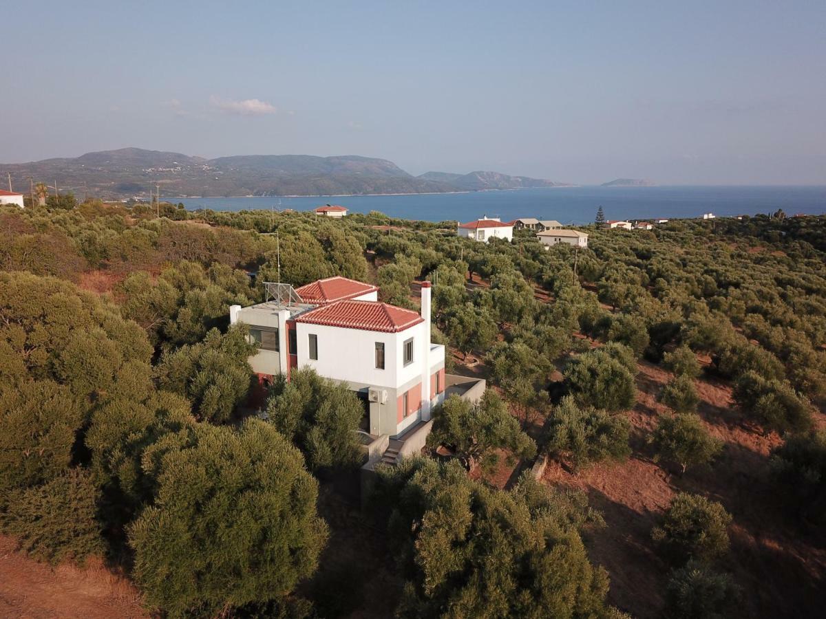 Villa Liofyto - Stylish With Views To Foinikounda Bay