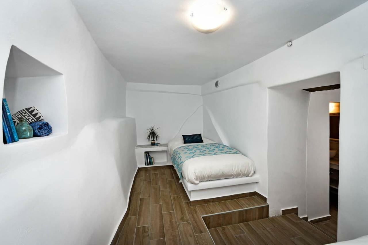 Charming 2br Hilltop Serenity Suite, Lively Greek Village