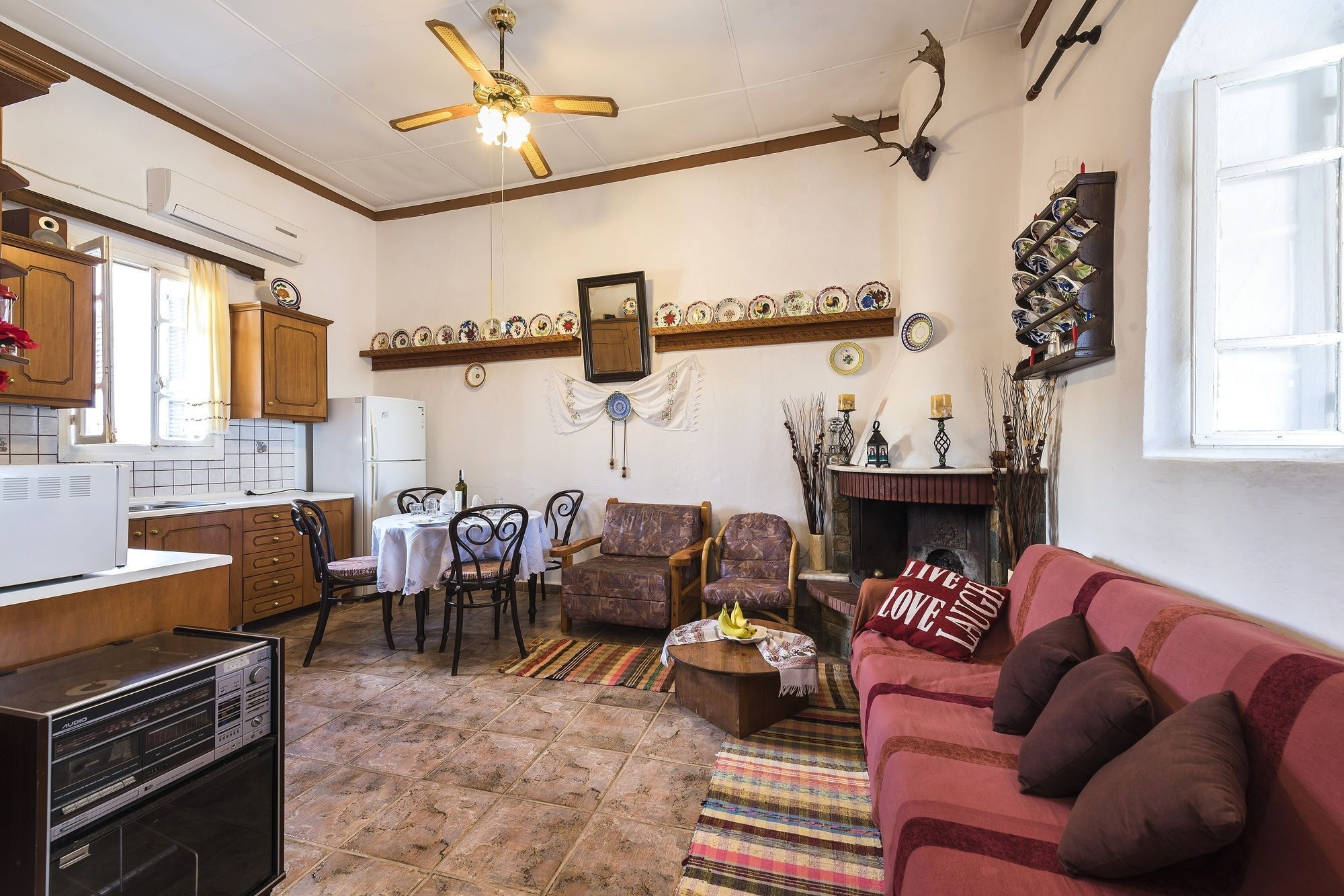 Theo's Traditional House Apartment