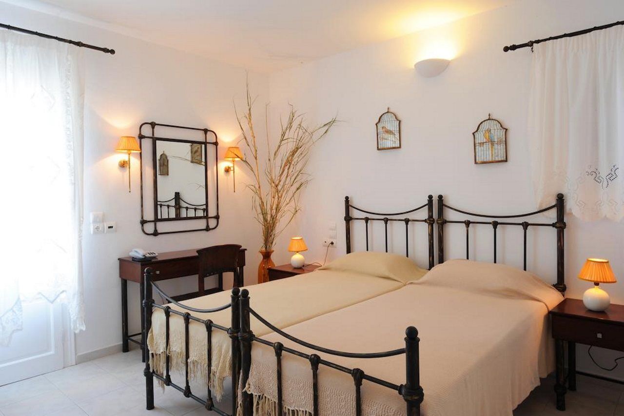 Vardia Bay Karavostasis (Folegandros)