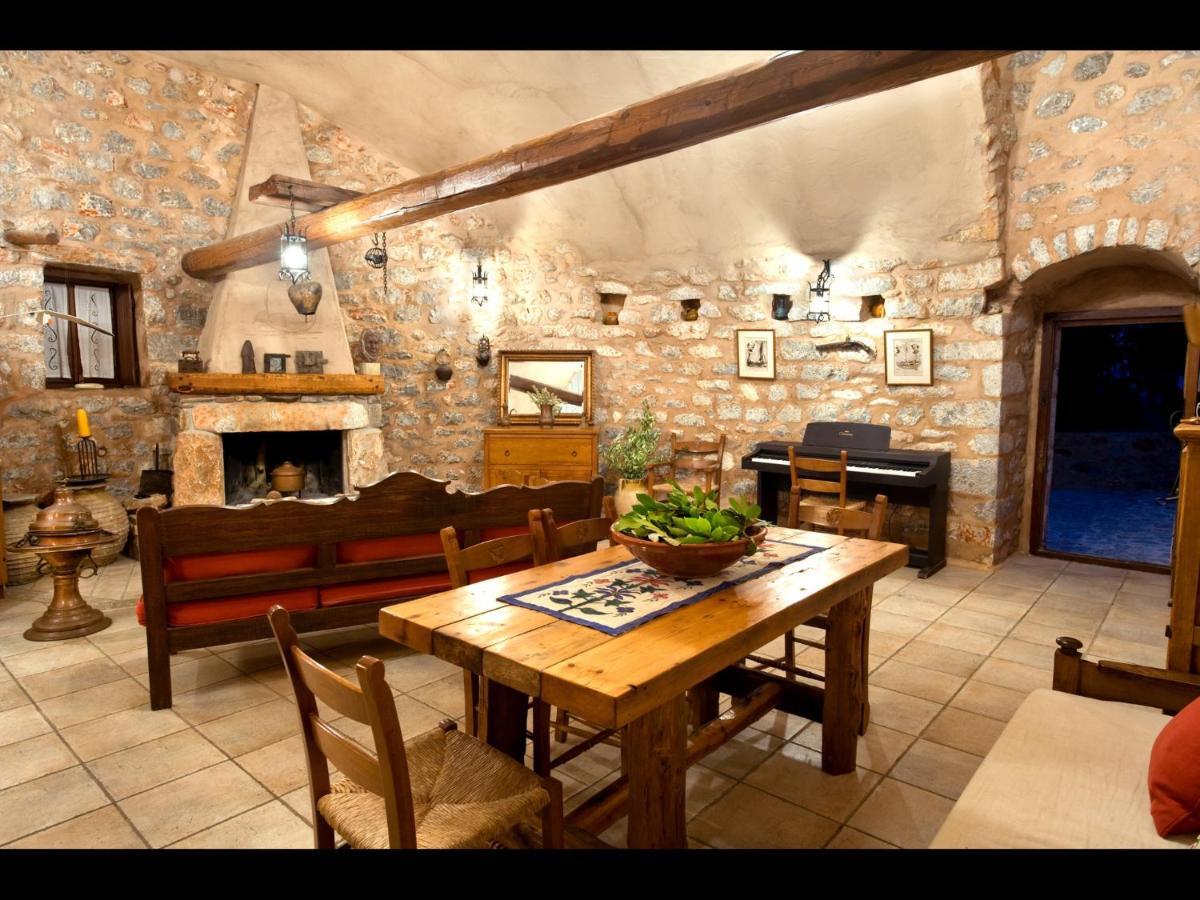 Arapakis Historic Castle 4* Pyrgos Dirou