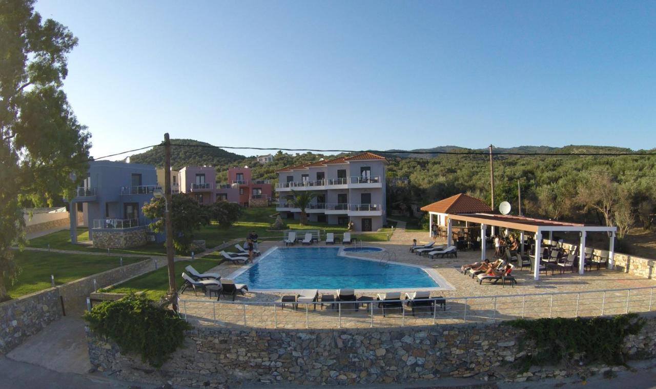 Blue Waves Luxury Suites By The Sea Apartment *