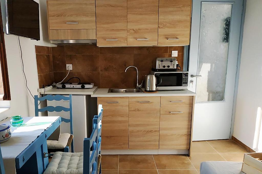 Ariadne,traditional In Centre Of Poros Apartment *