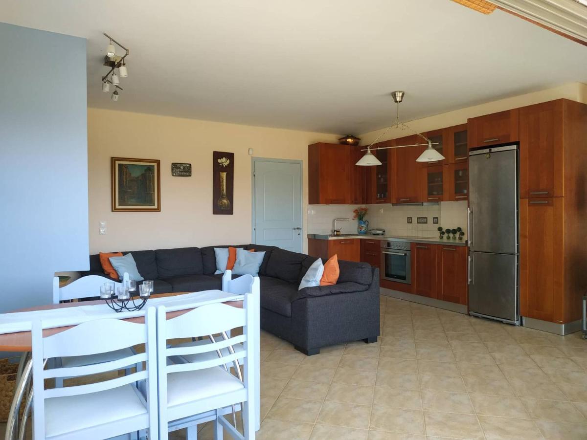 Holiday home Beautiful House By The Sea,loutraki Skaloma.