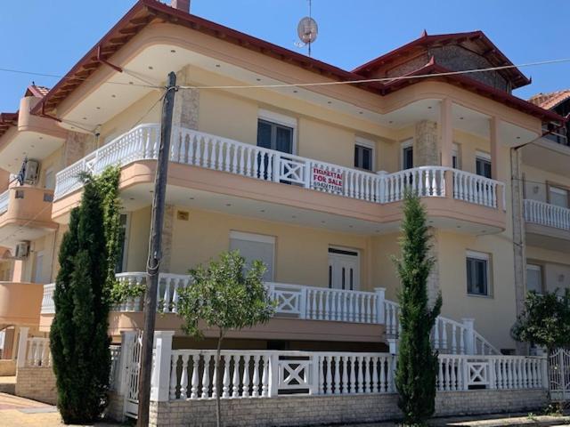 Artisti Elena * Paralia Katerinis