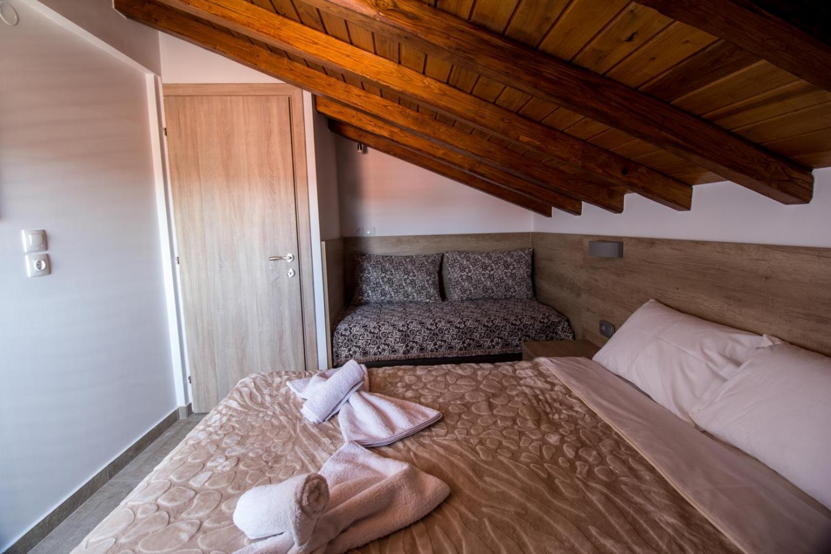 Golden Attic Apartment Nea Roda