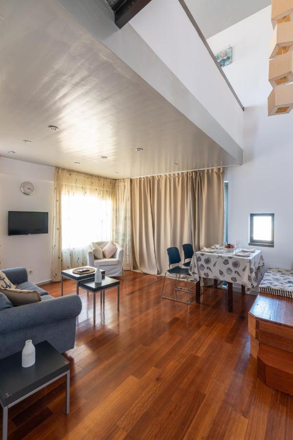 Red Beachfront Apartment *